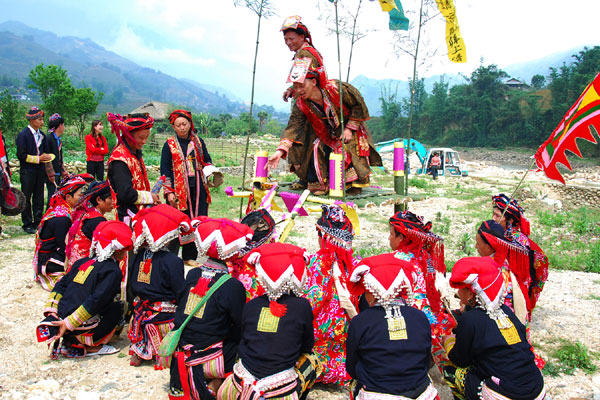 Lễ quét làng của người xá Phó, được tổ chức vào tháng 2 âm lịch.